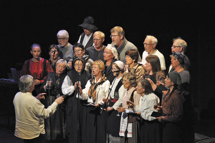 Grunnlova 200 år fest i Gullbring 14 mai. koret Akantus song Norges skål