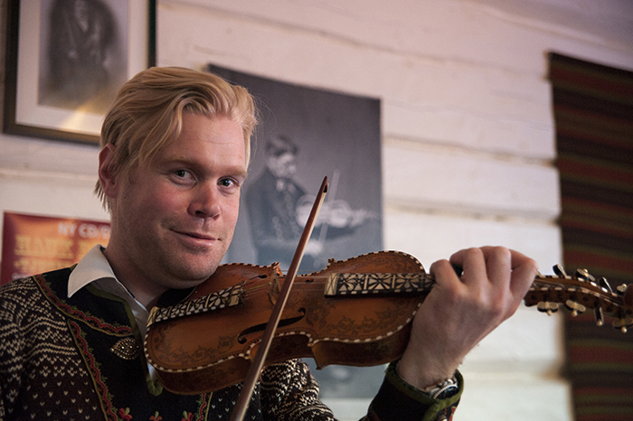 Torgeir Straand har store planar for Norsk Hardingfelesenter, både lokalt, nasjonalt og internasjonalt. Det blir mest konsertar.